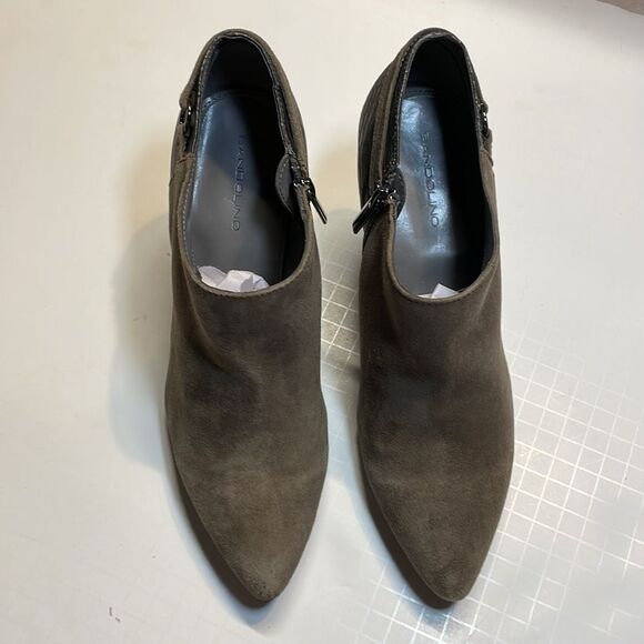 Bandolino woman’s dark taupe suede/leather side zip booties. Size 9.5. - Picture 2 of 9